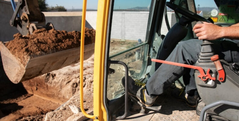 La location de minipelle pour chantier : mode d’emploi et conseils pratiques
